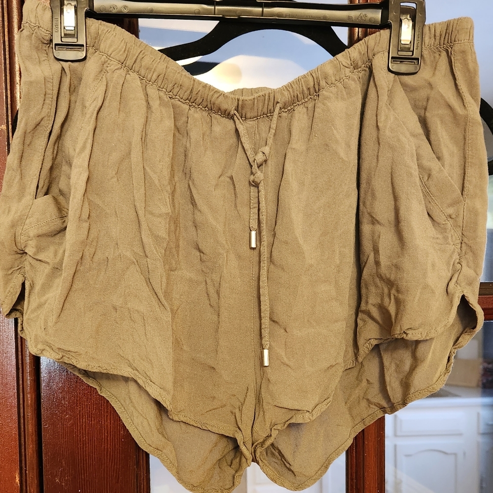 Lightweight Linen Green Shorts
